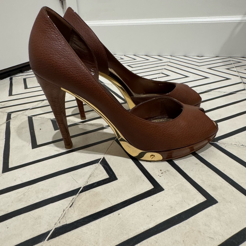 Louis Vuitton Elegant Brown Peep-Toe Heels